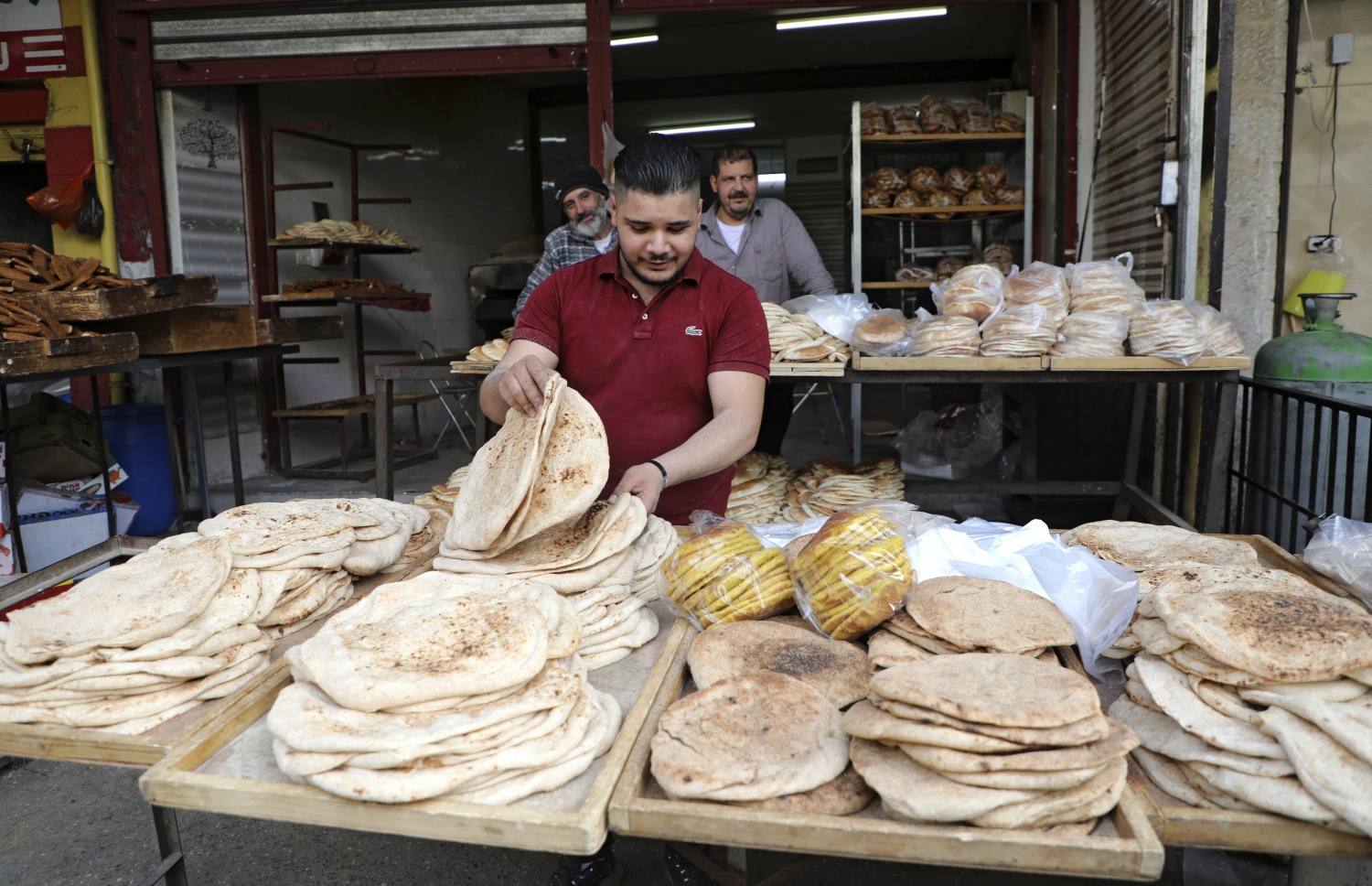 ފަލަސްތީން: އޭޕްރިލް 17، 2021: ވެސްޓް ބޭންކް ސިޓީގެ ބޭކާއެއް ރޯދަ ވީއްލުމަށް ޕާންތަކެއް މޭޒުމަތީގައި އަތުރަނީ.-- ފޮޓޯ: އޭއެފްޕީ