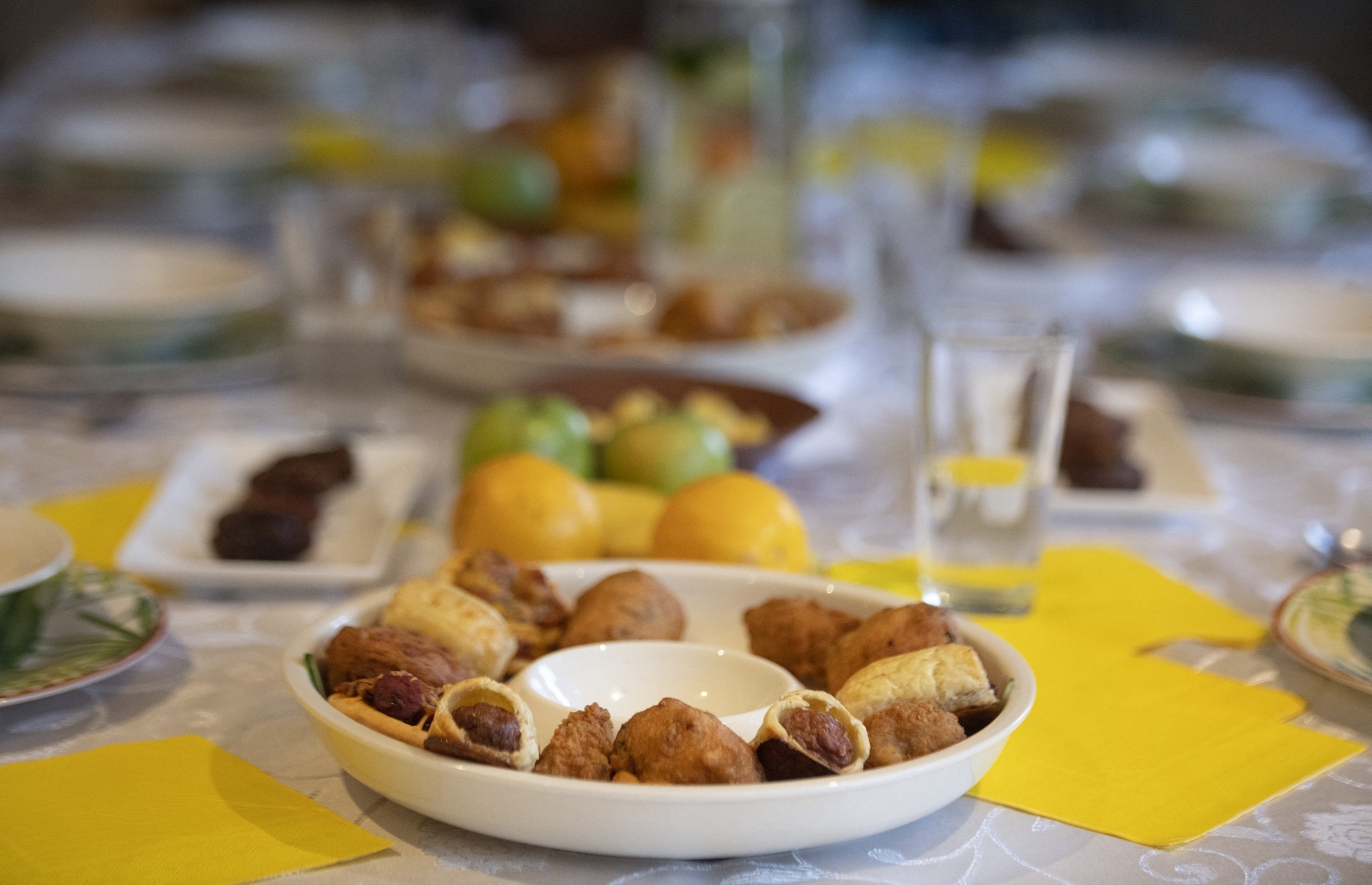 ސައުތު އެފްރިކާ: އޭޕްރިލް 14، 2021: ކޭޕް ޓައުންގެ ގެއެއްގައި ރޯދަ ވީއްލުމަށް ކާމޭޒުމަތި ތައްޔާރުކޮށްފައި.-- ފޮޓޯ: އޭއެފްޕީ