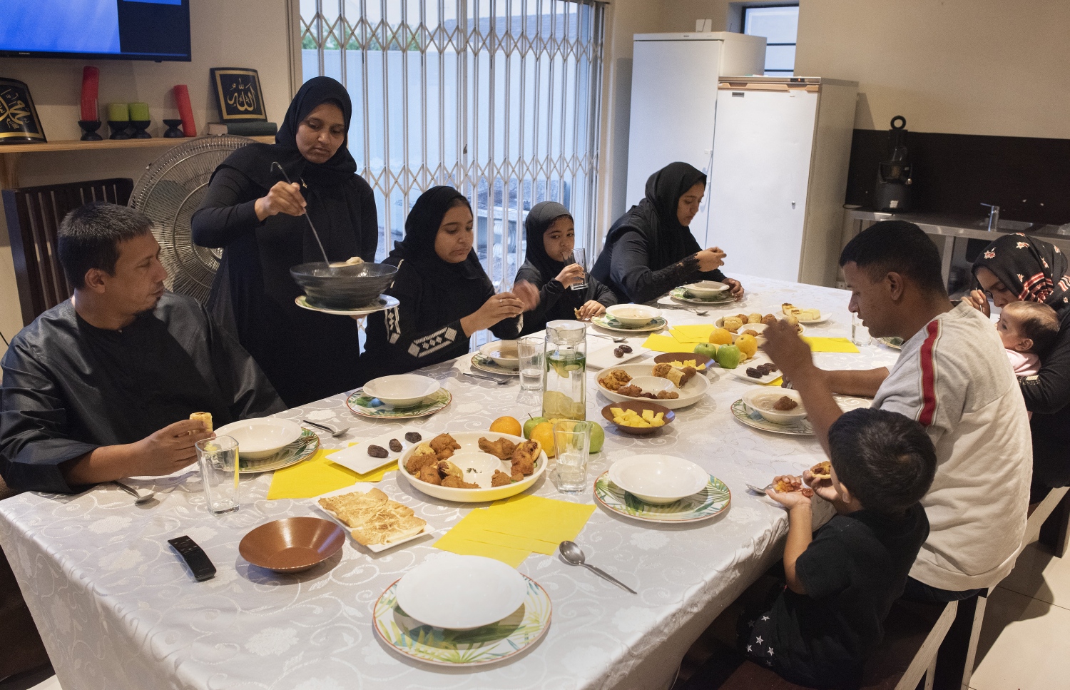 ސައުތު އެފްރިކާ: އޭޕްރިލް 14، 2021: އެފްރިކާގެ ކޭޕް ޓައުންގެ ގެއެއްގައި އާއިލާއެއް ރޯދަ ވީއްލަނީ. -- ފޮޓޯ: އޭއެފްޕީ