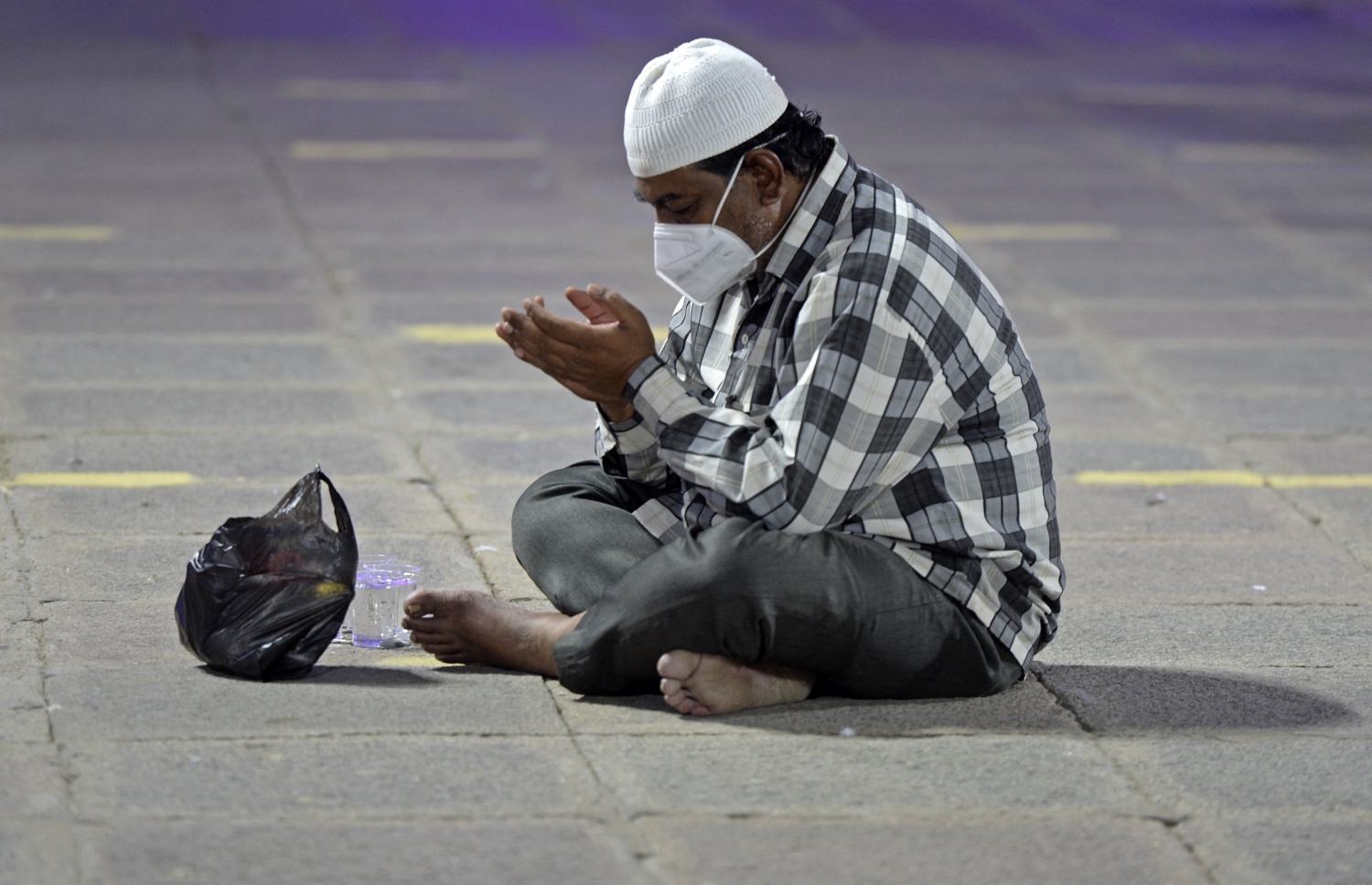 މައްކާ: އޭޕްރިލް 16، 2021: މައްކާގެ މިސްކިތެއްގައި މީހަކު، ރޯދަ މަހުގެ ފުރަތަމަ ހުކުރު ދުވަހުގެ ރޯދަ ވީއްލަނީ.-- ފޮޓޯ: އޭއެފްޕީ