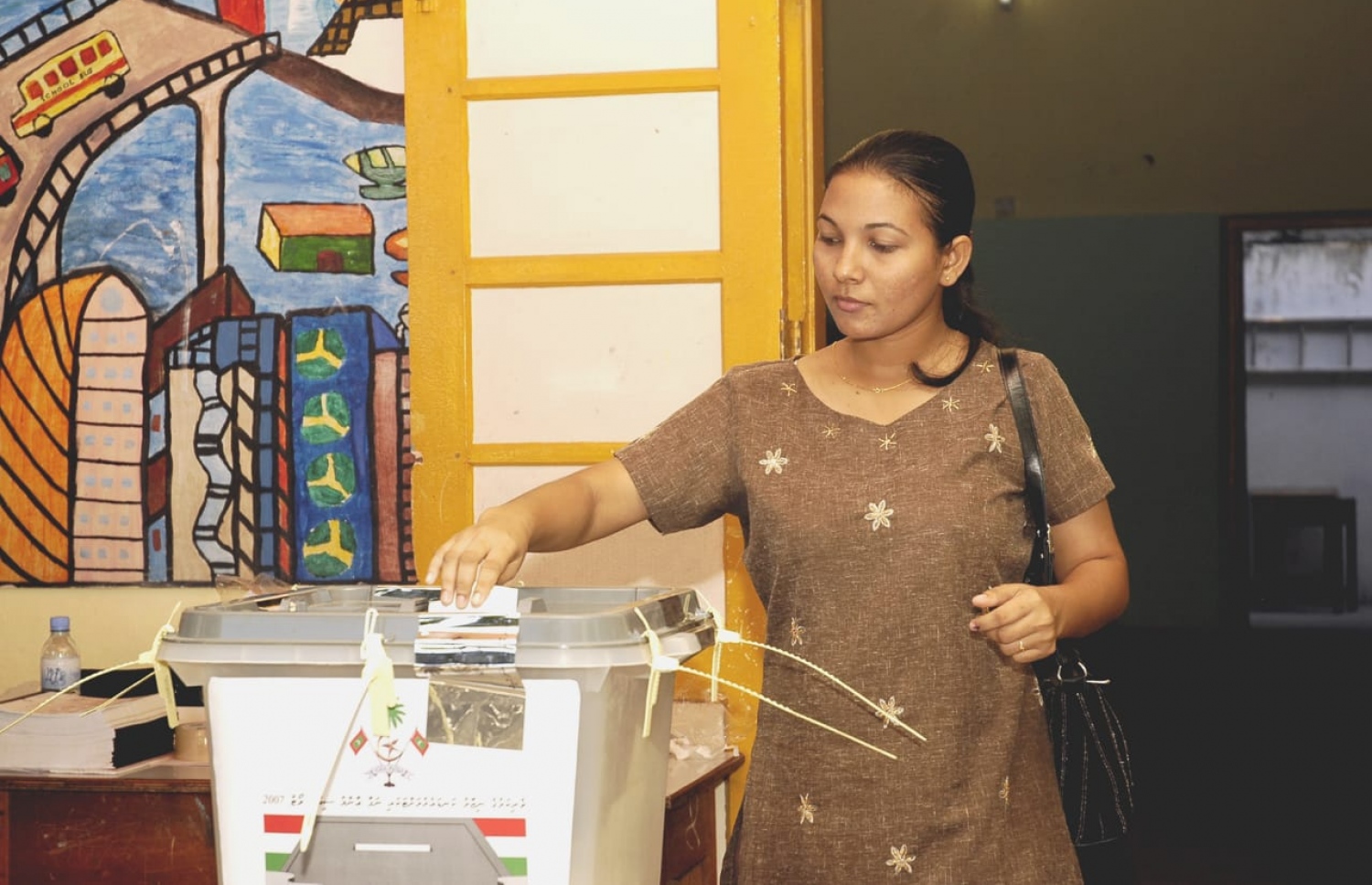 ނިޒާމީ ވޯޓުގައި މީހަކު ވޯޓު ދެނީ --- ފޮޓޯ: ހަވީރު