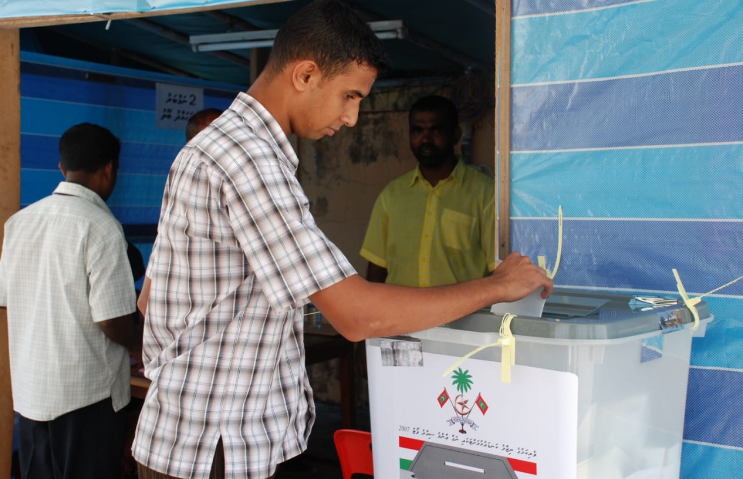 ނިޒާމީ ވޯޓުގައި މީހަކު ވޯޓު ދެނީ -- ފޮޓޯ: ހަވީރު