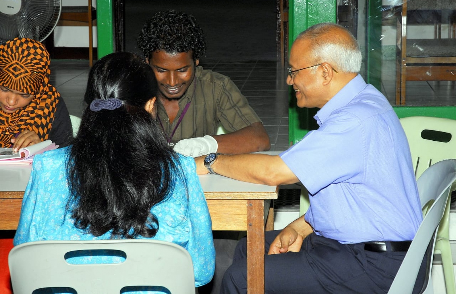 ނިޒާމީ ވޯޓުގައި ރައީސް މައުމޫން ވޯޓު ދެއްވަނީ -- ފޮޓޯ: ހަވީރު