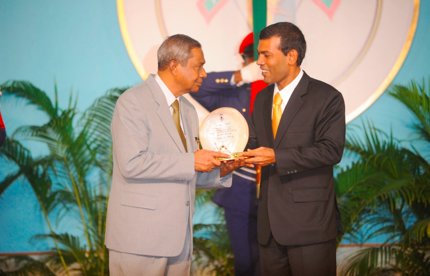 ލޯޖެހި އަހުމަދު މަނިކަށް 2009 ވަނަ އަހަރު އޭރުގެ ރައީސް މުހައްމަދު ނަޝީދު (ކ) ޝަރަފުވެރިކަމުގެ ގައުމީ އިނާމް ދެއްވަނީ. -- ފޮޓޯ: ރައީސް އޮފީސް