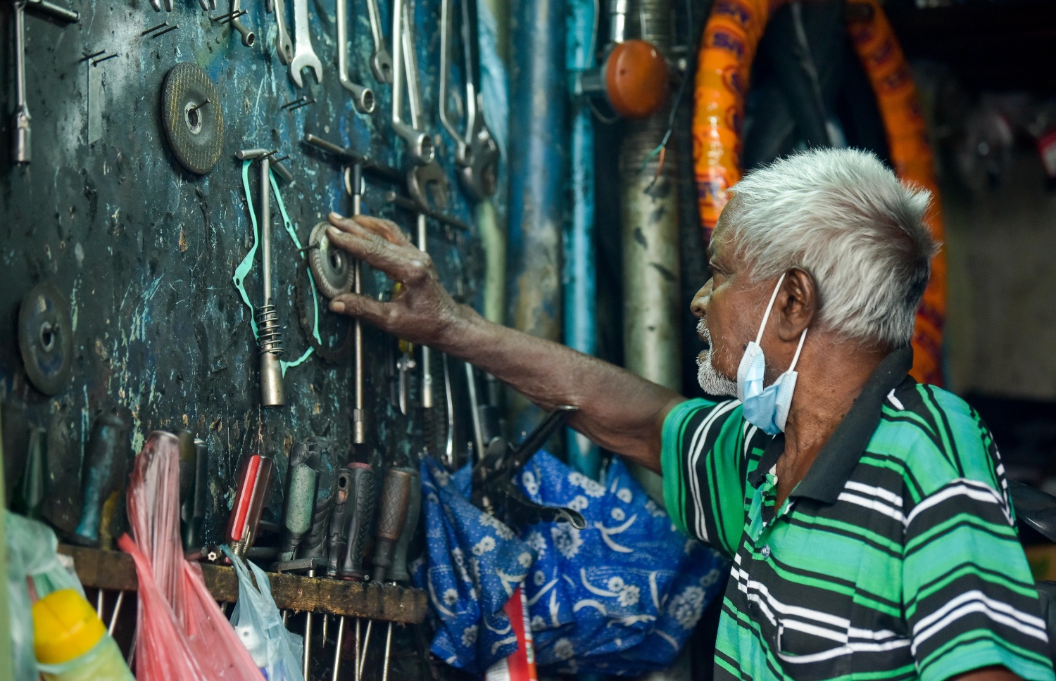 މާލޭގައި މި ގަރާޖު ހުޅުވީއްސުރެ މިހާތަނަށް އަންނަންދެން ވެސް ހަސަންފުޅުބެ އެތަނުގައި އަންނަނީ މަސައްކަތް ކުރަމުންްނެވެ. އެކަމަކު މިހާރު ގައިބާރު ދޫވެ، ބަރު އެއްޗެހި އުފުލައި އުޅެން އުނދަގޫވާތީ ގަރާޖުގައި ބިދޭސީން ގެންގުޅެ އެވެ. އެކަމަކު ވެސް ކޮންމެ ދުވަހަކު އޭނާ މަސައްކަތްތަކުގައި ބައިވެރިވެ ކުދިކުދިން ކަންކަން ކޮށްލަދެ އެވެ.