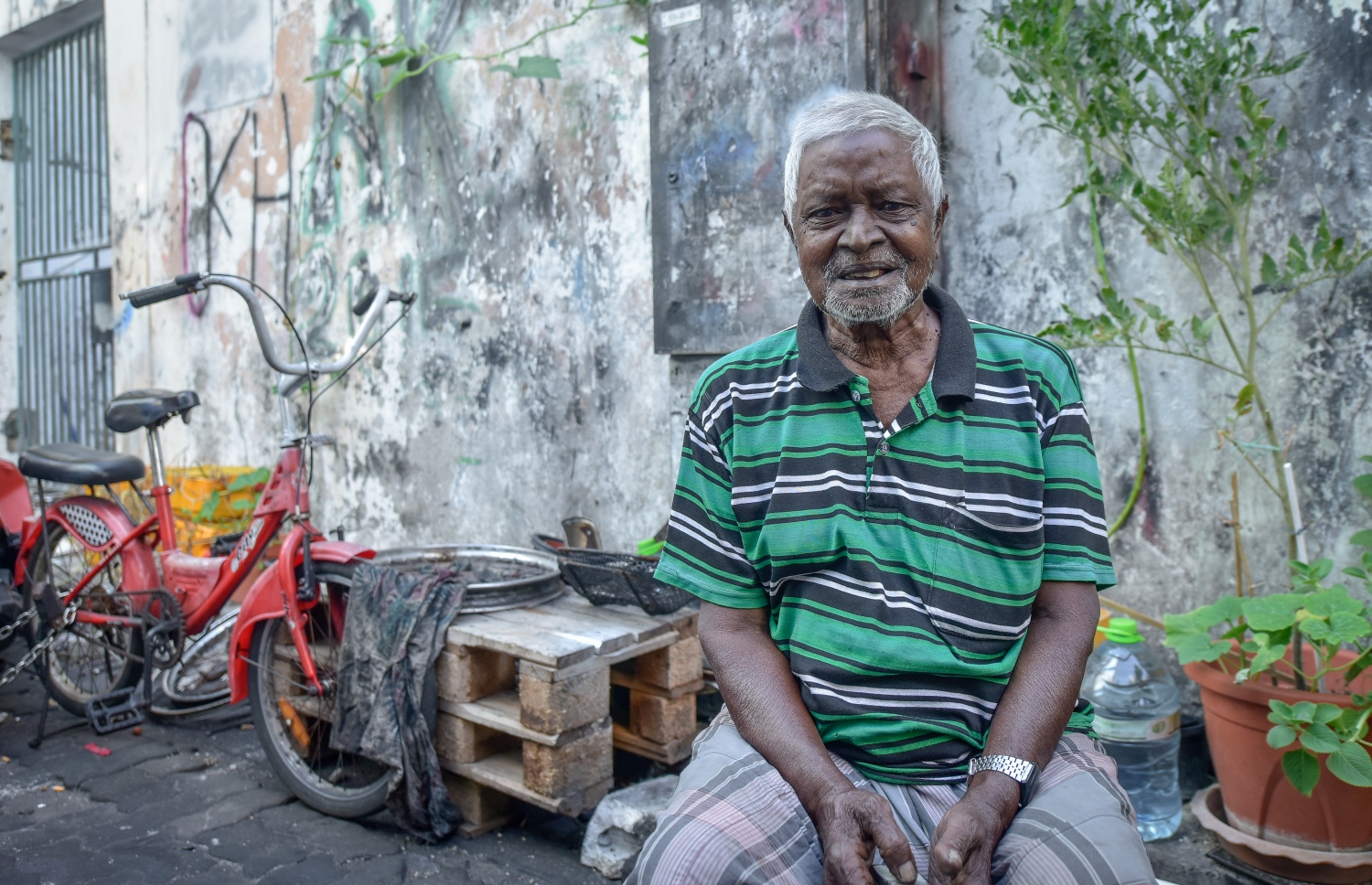 "މިއީ ވަކިވުމެއް ނެތް މަސައްކަތެއް؟" އޭނާ ބުނެ އެވެ. ހަސަންފުޅުބެ ބުނާ ގޮތުން މަރުދުވަހާ ހަމައަށް ވެސް އޭނާ ދެމިހުންނާނީ މި މަސައްކަތުގަ އެވެ.