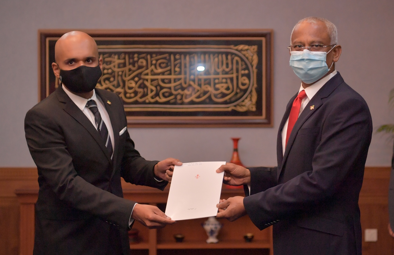 ރައީސް އިބްރާހީމް މުހައްމަދު ސޯލިހު (ކ) އަދުހަމް އަށް މިދިޔަ ސެޕްޓެމްބަރު މަހު މަގާމުގެ ލިޔުން ދެއްވަނީ. ފޮޓޯ: ރައީސް އޮފީސް