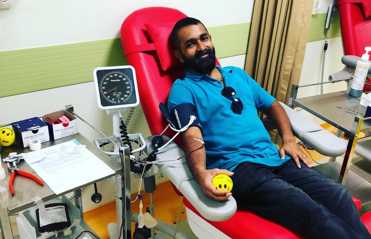 އިއްބެ ލޭ ހަދިޔާކުރަނީ.--