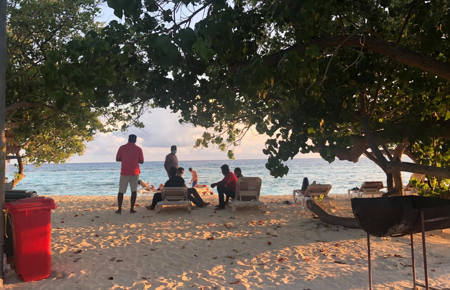 އިންޑިއާގެ ޓޫރިސްޓުންތަކެއް ރަސްދޫ އަތިރިމަތީގައި މަޑުކޮށްލައިގެން: އެ އަތޮޅުގައި އިންޑިއާގެ ޓޫރިސްޓުން މި ވަގުތު ގިނަ-- މިހާރު ފޮޓޯ: އައިމިނަތު ޝިފްލީން