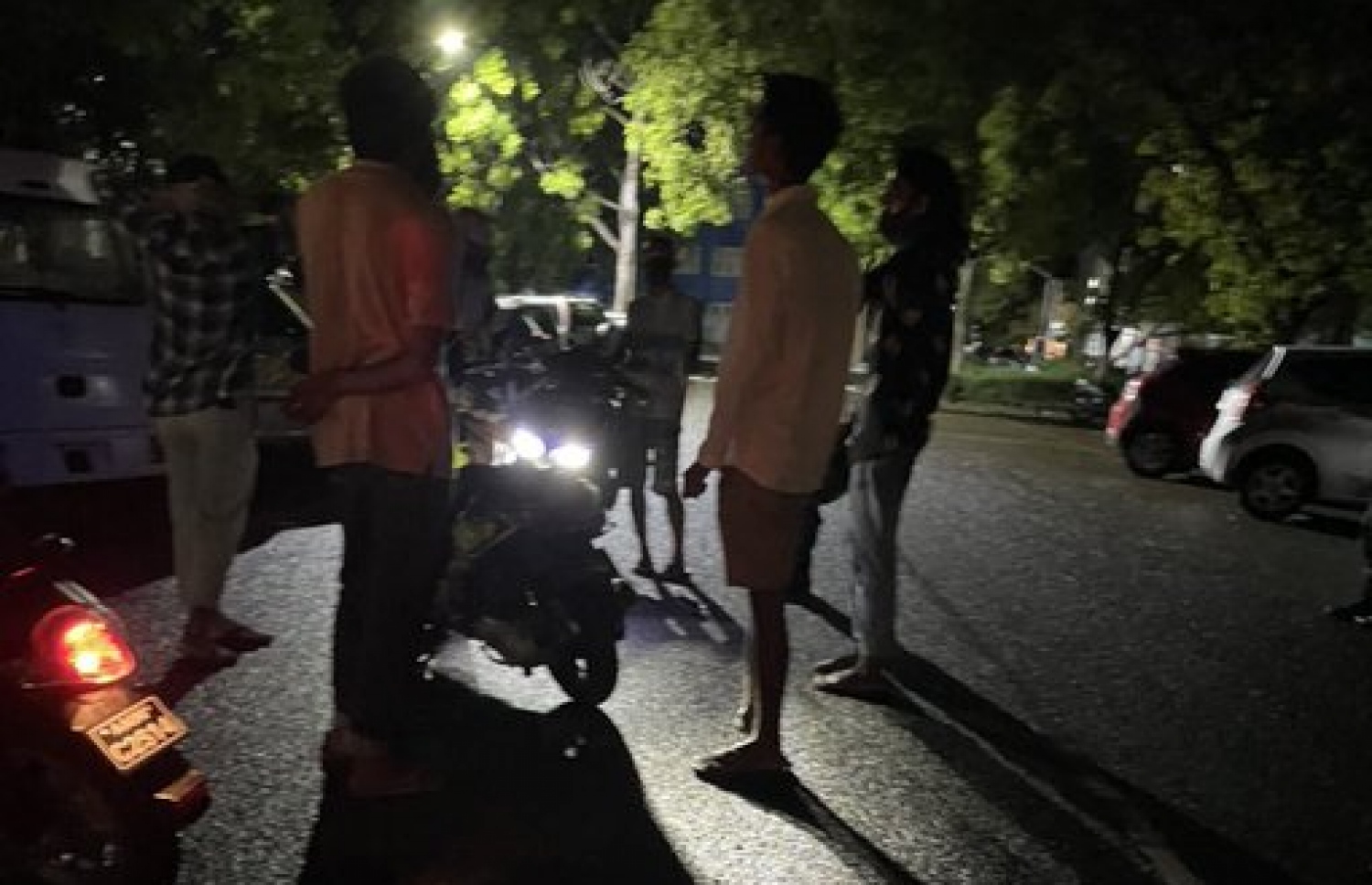 އަންހެން މީހާ ސައިކަލާ އެކު ވެއްޓުމުން އެތަނަށް މީހުން އެއްވެފައި .-- ފޮޓޯ: ޓްވިޓާ/އައްޒާމް