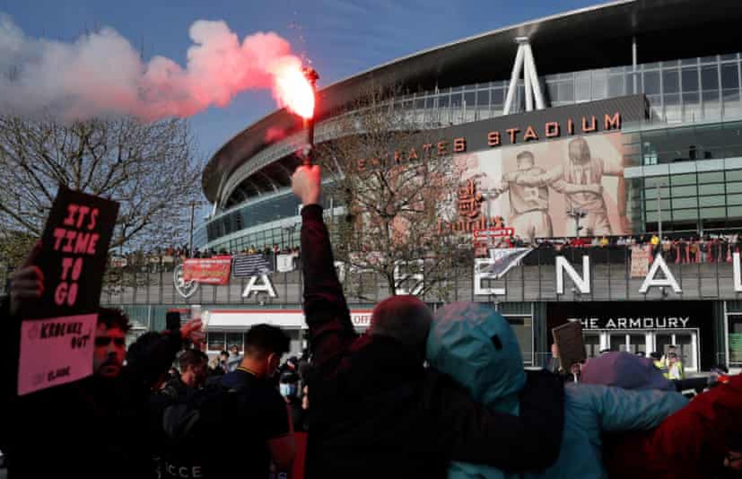 އެމިރޭޓްސް ސްޓޭޑިއަމް ބޭރުގައި އާސެނަލްގެ ސަޕޯޓަރުން ހަޅުތާލު ކުރނީ