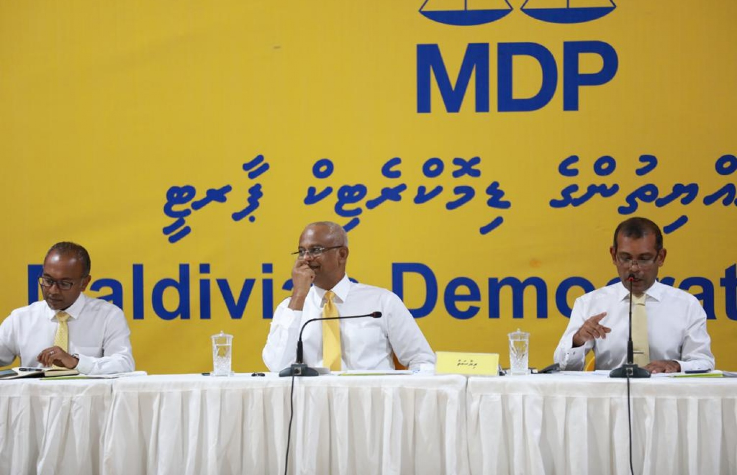 އެމްޑީޕީގެ ގައުމީ މަޖިލީހުގެ ބައްދަލުވުމެއްގައި ރައީސް އިބްރާހިމް މުހައްމަދު ސޯލިހާއި ރައީސް މުހައްމަދު ނަޝީދު ބައިވެރިވެވަޑައިގަންނަވަނީ. -- ފޮޓޯ | މިހާރު