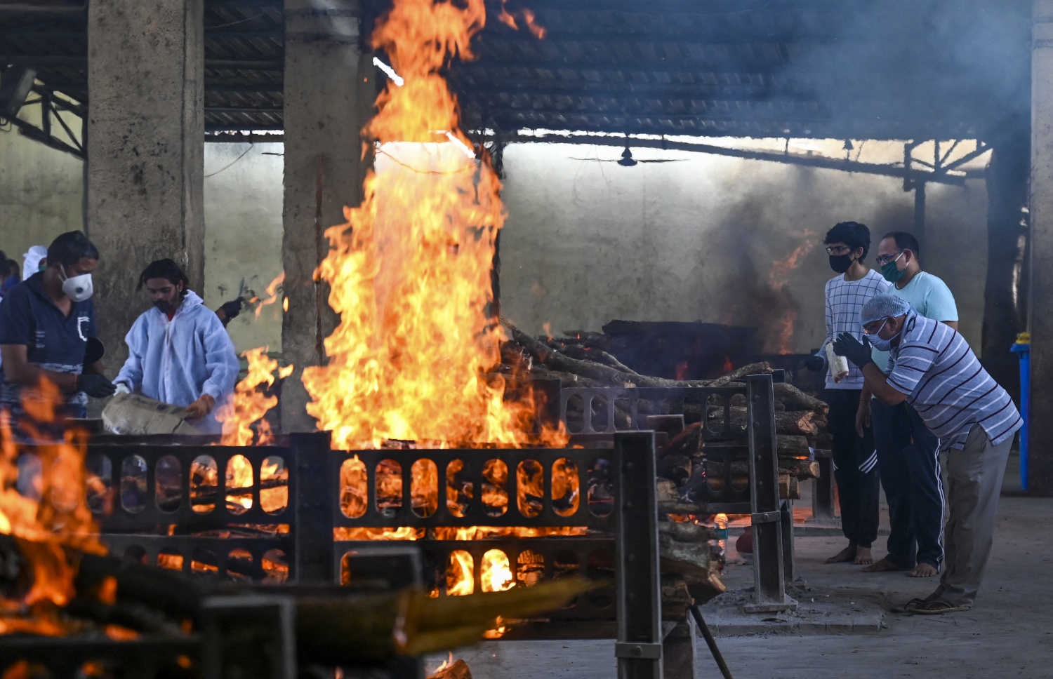 އިންޑީއާ: އޭޕްރިލް 24، 2021: ކޮވިޑް-19 އަށް ފަރުވާދެމުންދަނިކޮށް ވިޖޭ ވައްލާބް ހޮސްޕިޓަލުގައި މަރުވި 13 ބަލިމީހަކު އަންދާލަނީ.-- ފޮޓޯ: އޭއެފްޕީ