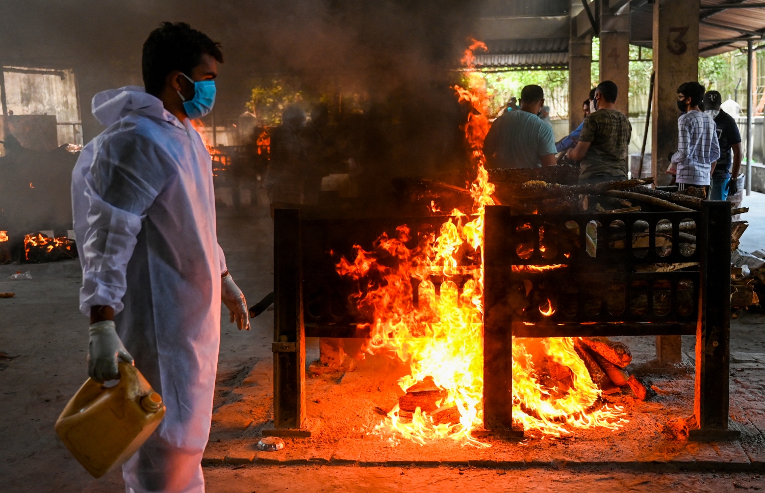 އިންޑީއާ: އޭޕްރިލް 24، 2021: ކޮވިޑް-19 އަށް ފަރުވާދެމުންދަނިކޮށް ވިޖޭ ވައްލާބް ހޮސްޕިޓަލުގައި މަރުވި 13 ބަލިމީހަކު އަންދާލަނީ.-- ފޮޓޯ: އޭއެފްޕީ