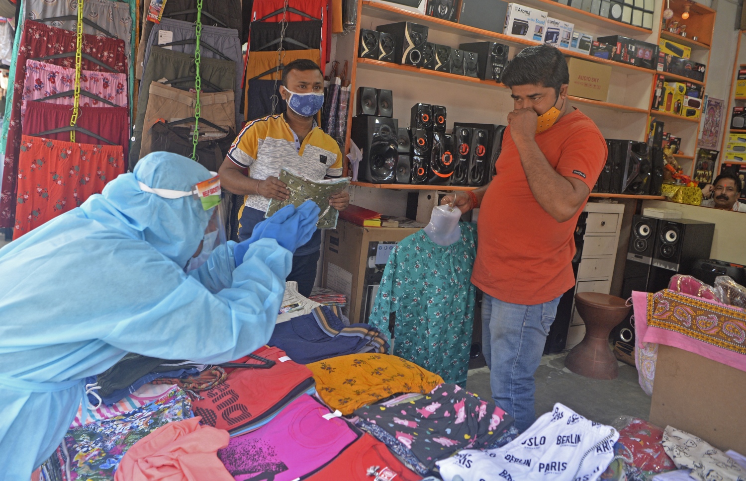 އިންޑީއާ: އޭޕްރިލް 24، 2021: އާދަޔާހިލާފަށް ކޮރޯނާވައިރަސް ފެތުރެމުންދާތީ އެކަމަށް ގިނަބަޔަކު އަހުލެވެރިކުރުމަށް އެންޖީއޯއަކުން ފޭސްމާސްކު ބަހަނީ.-- ފޮޓޯ: އޭއެފްޕީ