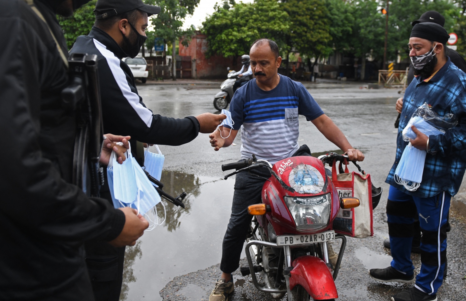 އިންޑީއާ: އޭޕްރިލް 24، 2021: އާދަޔާހިލާފަށް ކޮރޯނާވައިރަސް ފެތުރެމުންދާތީ އެކަމަށް ގިނަބަޔަކު އަހުލެވެރިކުރުމަށް އަމްރިސްތާގެ ޕޮލިހުންތަކެއް ފޭސްމާސްކު ބަހަނީ.-- ފޮޓޯ: އޭއެފްޕީ