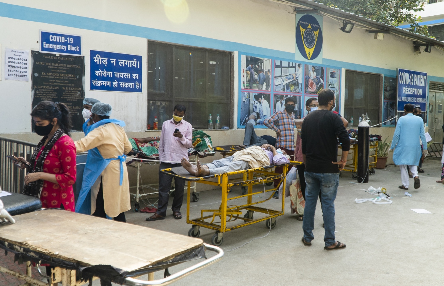 އިންޑީއާ: އޭޕްރިލް 24، 2021: ކޮވިޑް-19 އަށް ޕޮޒިޓިވް ވެފައިވާ ބަލިމީހެއް ކައިރީގައީ އޭނާގެ އާއިލާބަޔަކު މަޑުކޮށްލައިގެން.-- ފޮޓޯ: އޭއެފްޕީ