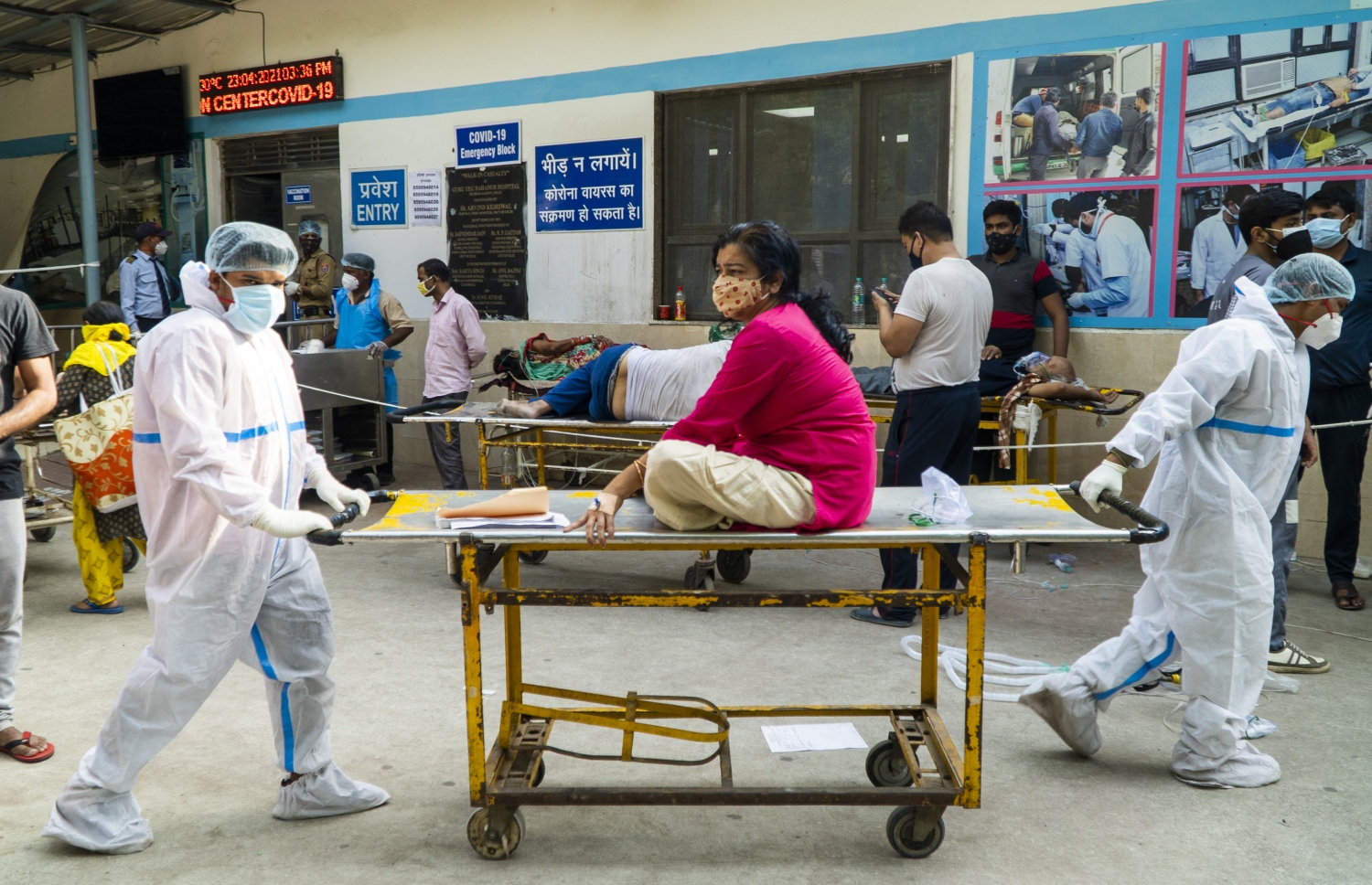 އިންޑީއާ: އޭޕްރިލް 24، 2021: ކޮވިޑް-19 އަށް ޕޮޒިޓިވް ވެފައިވާ ބަލިމީހަކު ހޮސްޕިޓަލަށް ވައްދަނީ.-- ފޮޓޯ: އޭއެފްޕީ