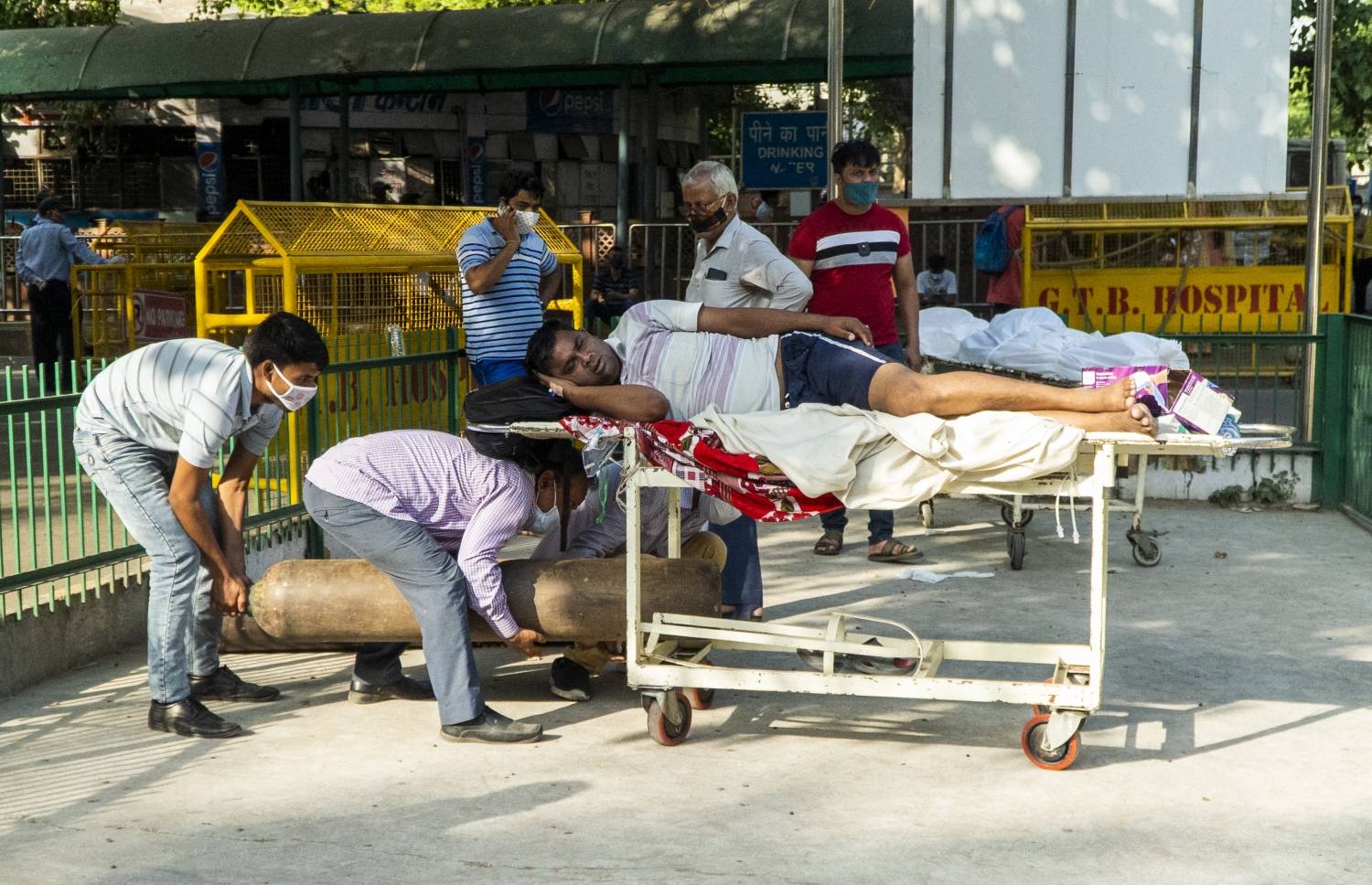 އިންޑީއާ: އޭޕްރިލް 24، 2021: ކޮވިޑް-19 އަށް ޕޮޒިޓިވް ވެފައިވާ ބަލިމީހުންތަކެއް ހޮސްޕިޓަލަށް ގެންދަނީ.-- ފޮޓޯ: އޭއެފްޕީ