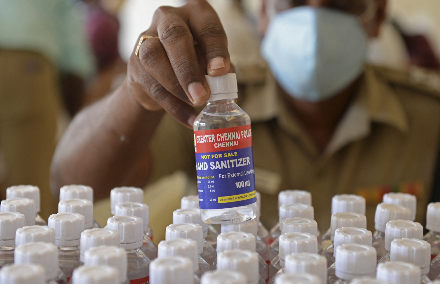 އިންޑީއާ: އޭޕްރިލް 24، 2021: ފްރަންޓްލައިންގައި މަސައްކަތް ކުރަމުންދާ އޮފިސްރުން ކޮރޯނާ ވައިރަހުން ސަލާމަތްވުމަށްޓަކައި އޮފިސަރުންނަށް ހާއްސަކޮށް ޗެެންނާއީ ޕޮލިސް އޮފިސަރަކު ހޭންޑް ސެނެޓައިޒާ ފުޅިތަކަށް އަޅަނީ.-- ފޮޓޯ: އޭއެފްޕީ