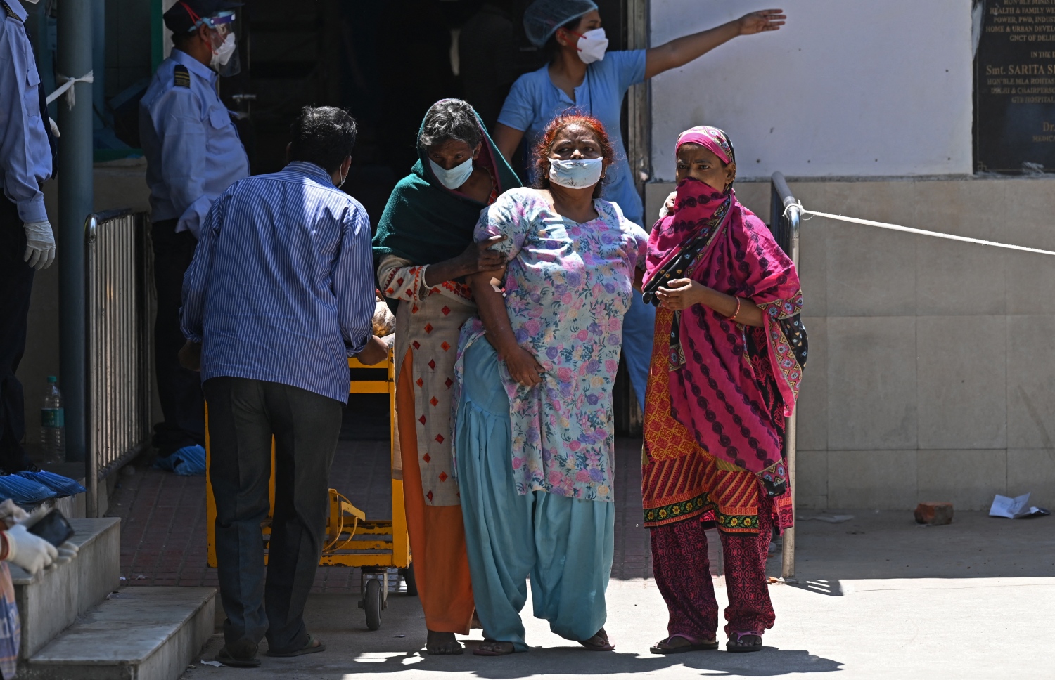 އިންޑީއާ: އޭޕްރިލް 24، 2021: ކޮވިޑް-19 އަށް ޕޮޒިޓިވް ވެފައިވާ ބަލިމީހަކަށް އޭނާގެ އާއިލާއިން އެހީތެރިވަނީ.-- ފޮޓޯ: އޭއެފްޕީ