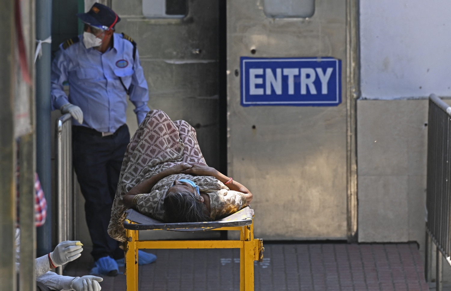 އިންޑީއާ: އޭޕްރިލް 24، 2021: ކޮވިޑް-19 އަށް ޕޮޒިޓިވް ވެފައިވާ ބަލިމީހަކު ހޮސޕިޓަލެއްގެ ބޭރުގައި ހުރި ބަލިމީހުން ބާއްވާ އެނދެއްގައި ބާއްވާފައި.-- ފޮޓޯ: އޭއެފްޕީ