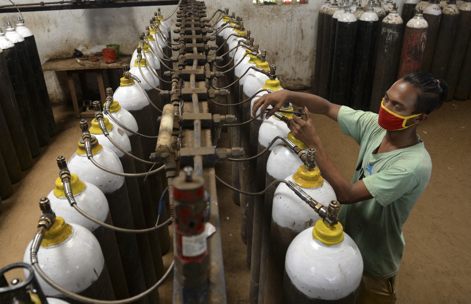 އިންޑީއާ: އޭޕްރިލް 24، 2021: ޗެންނާއީ ހެލްތު ފެސިލިޓީގެ ވޯކަރެއް ކޮވިޑް-19 އަށް ޕޮޒިޓިވް ވެފައިވާ ބަލިމީހުންގެ މެޑިކަލް އޮކްސިޖަން ރިފިލް ކުރަނީ.-- ފޮޓޯ: އޭއެފްޕީ