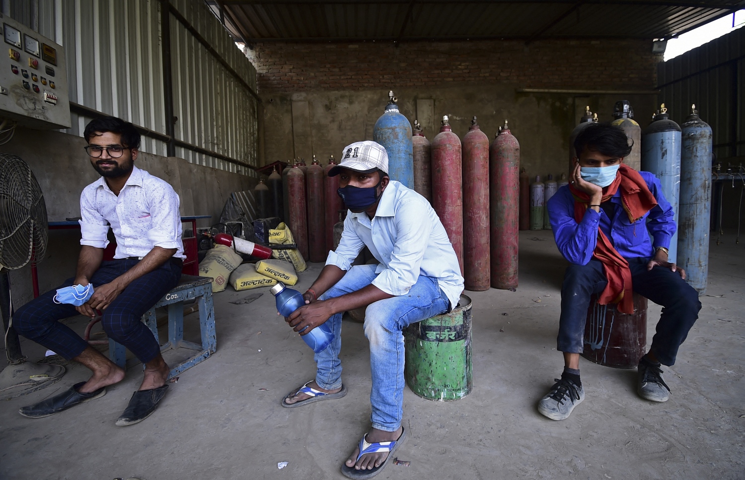 އިންޑީއާ: އޭޕްރިލް 24، 2021: ކޮވިޑް-19 އަށް ޕޮޒިޓިވް ވެފައިވާ ބަލިމީހުންގެ މެޑިކަލް އޮކްސިޖަން ރިފިލް ކުރުމަށް ބަޔަކު ކިޔޫގައި.-- ފޮޓޯ: އޭއެފްޕީ