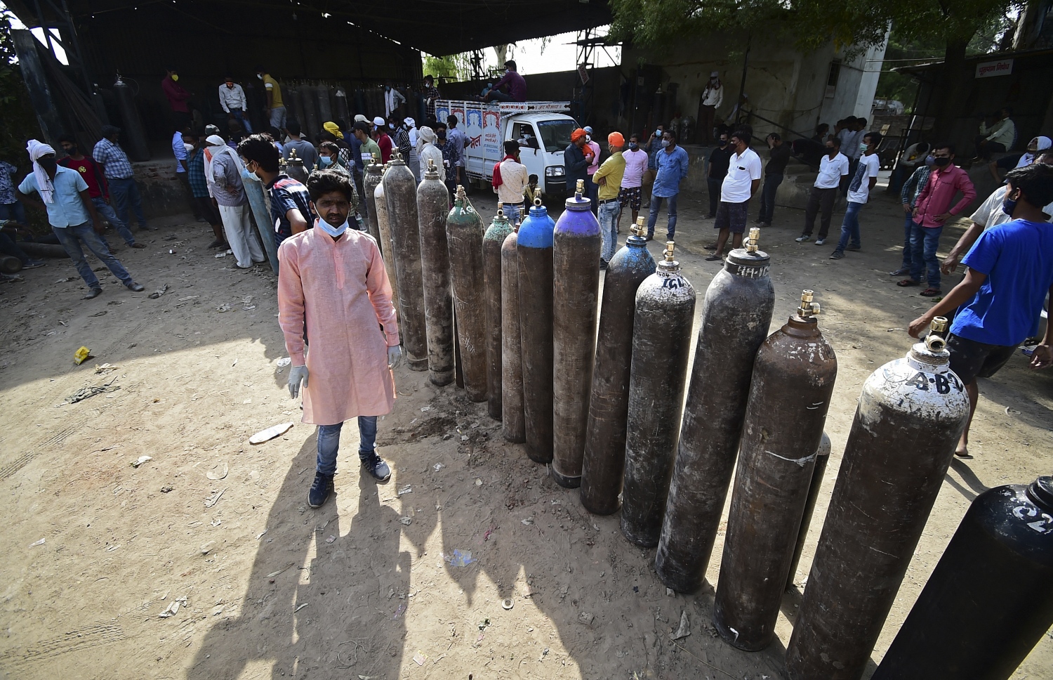 އިންޑީއާ: އޭޕްރިލް 24، 2021: ކޮވިޑް-19 އަށް ޕޮޒިޓިވް ވެފައިވާ ބަލިމީހުންގެ މެޑިކަލް އޮކްސިޖަން ރިފިލް ކުރުމަށް ގިނަ ބަޔަކު ކިޔޫގައި.-- ފޮޓޯ: އޭއެފްޕީ