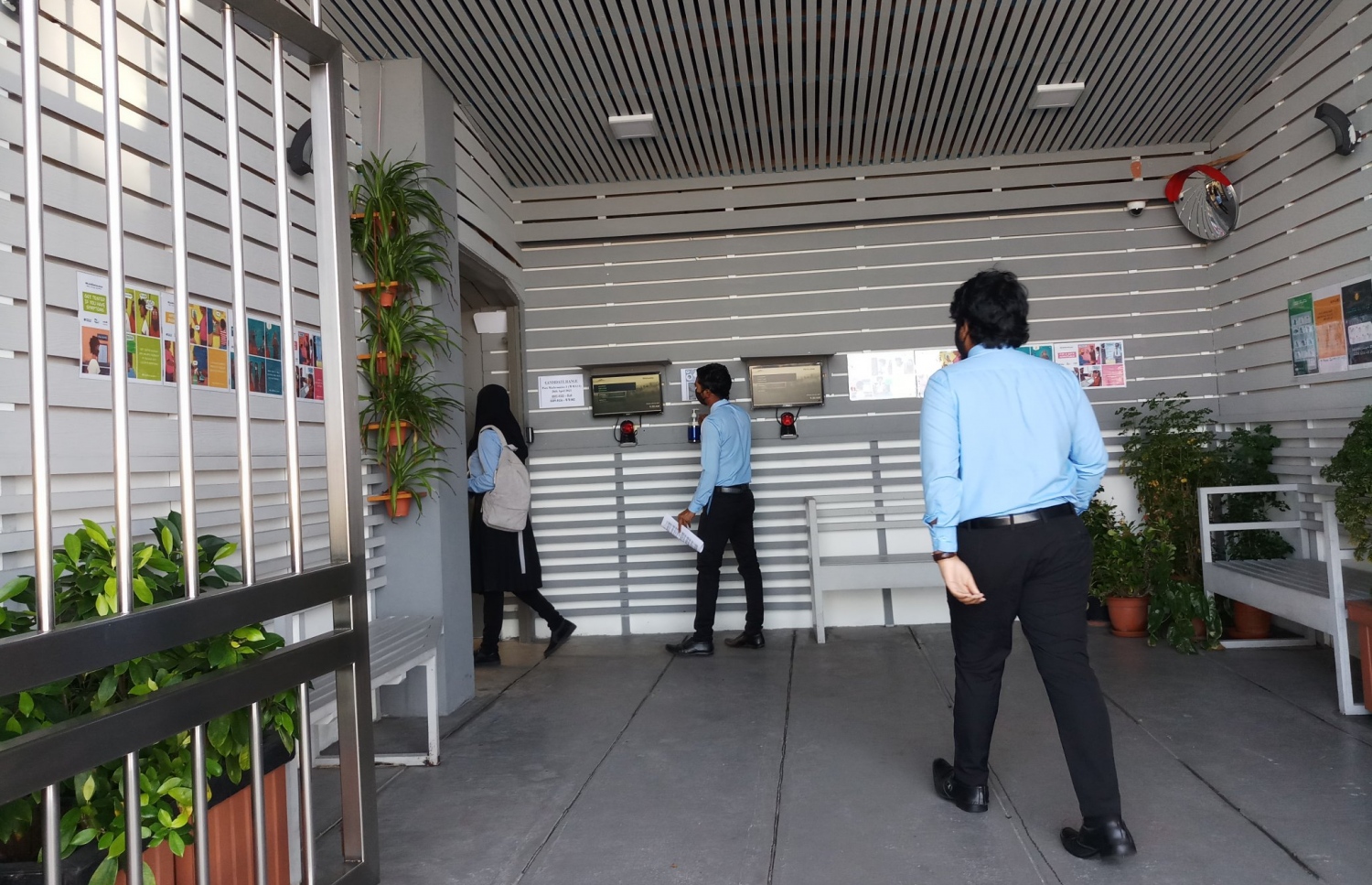 އިމްތިހާނު ހެދުމަށް ވިލާ ހައި ސްކޫލުގެ ދަރިވަރުންތަކެއް ކްލާސްރޫމަށް ވަންނަން ދަނީ.- ފޮޓޯ: ވިލާ ހައި ސްކޫލު