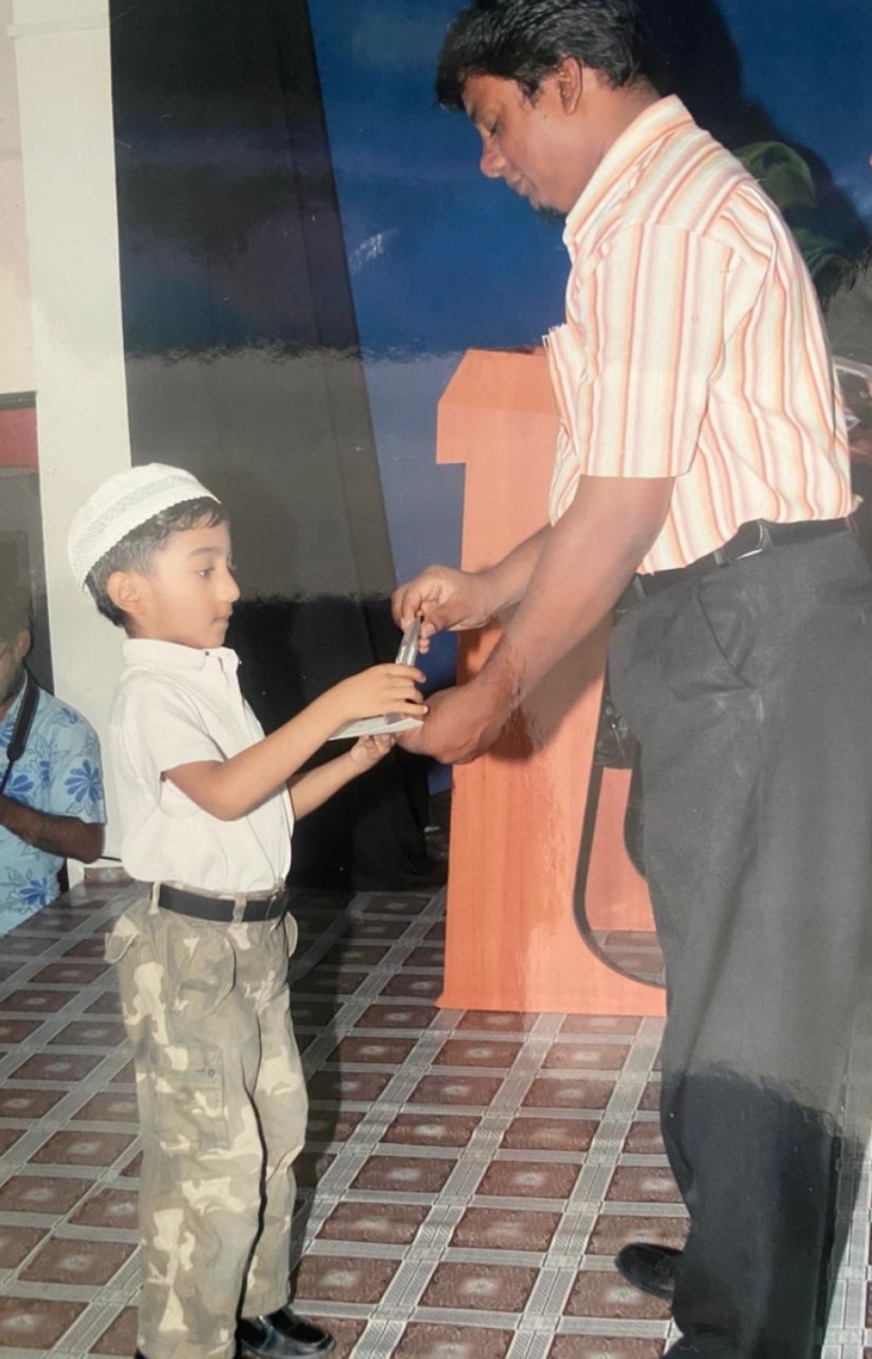 ހަލަފް ސްޓޭޖުމަތިން އިނާމާ ހަވާލުވަނީ--