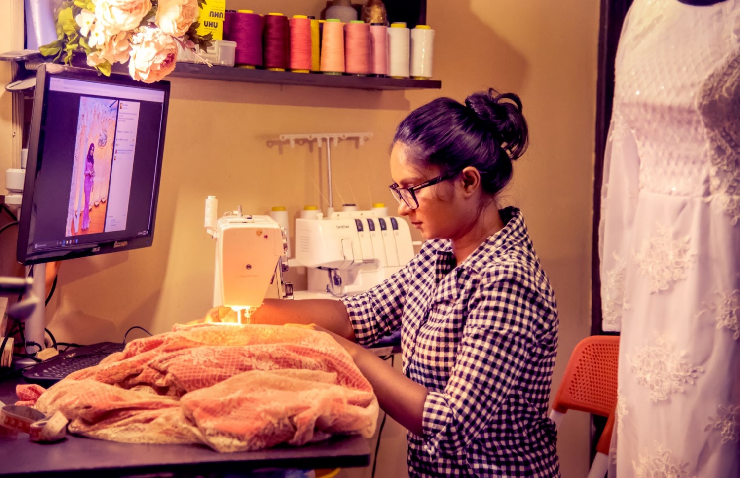 ކުރިން ދިރިއުޅުނު ކުޑަ ތަންކޮޅުގައި ޝިފް ފަހަނީ: ވިޔަފާރީގެ ފުރަތަމަ ދެ އަހަރު މަސައްކަތްކުރީ މި ތަނުގައި. ފޮޓޯ: ވިންކް އަ ޕިކް