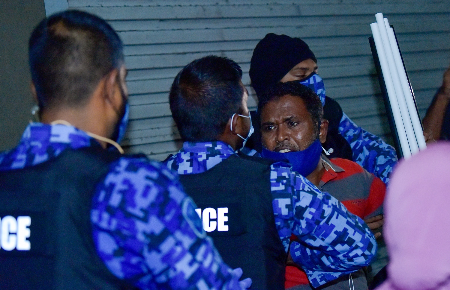 މާލެ: އޭޕްރިލް 28، 2021: "ދޭތިން އެކައްޗަށް" ނަމުގައި އިދިކޮޅު ޕީޕީއެމް/ޕީއެންސީ އިން ބޭއްވި މުޒާހަރާ: މުޒާހަރާ އިން ފުލުހުންގެ ބެލުމުގެ ދަށަށް ގެންދިޔަ އެންމެން ވަނީ ޖޫރިމަނާކޮށް ދޫކޮށްލާފައި.-- ފޮޓޯ: އަހުމަދު އަވްޝަން އިލްޔާސް /މިހާރު