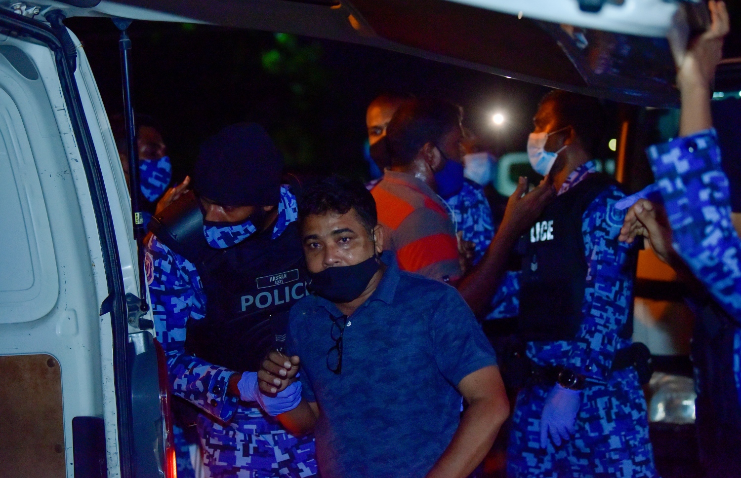 މާލެ: އޭޕްރިލް 28، 2021: "ދޭތިން އެކައްޗަށް" ނަމުގައި އިދިކޮޅު ޕީޕީއެމް/ޕީއެންސީ އިން ބޭއްވި މުޒާހަރާ: މުޒާހަރާ އިން ފުލުހުންގެ ބެލުމުގެ ދަށަށް ގެންދިޔަ އެންމެން ވަނީ ޖޫރިމަނާކޮށް ދޫކޮށްލާފައި.-- ފޮޓޯ: އަހުމަދު އަވްޝަން އިލްޔާސް /މިހާރު