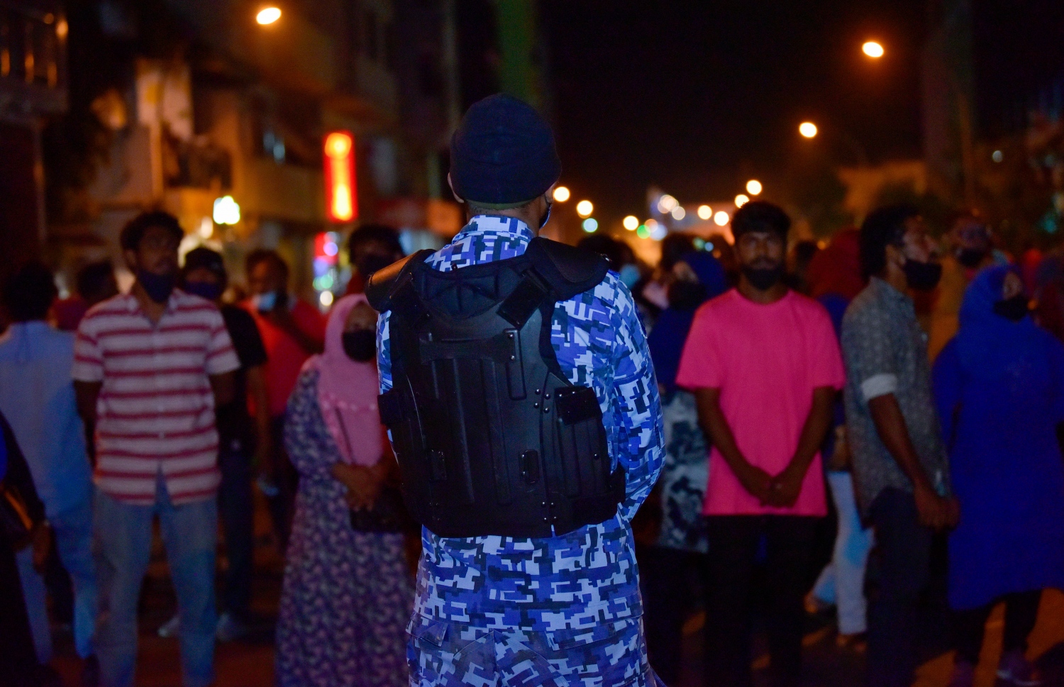 މާލެ: އޭޕްރިލް 28، 2021: "ދޭތިން އެކައްޗަށް" ނަމުގައި އިދިކޮޅު ޕީޕީއެމް/ޕީއެންސީ އިން ބޭއްވި މުޒާހަރާ: މުޒާހަރާ އިން ފުލުހުންގެ ބެލުމުގެ ދަށަށް ގެންދިޔަ އެންމެން ވަނީ ޖޫރިމަނާކޮށް ދޫކޮށްލާފައި.-- ފޮޓޯ: އަހުމަދު އަވްޝަން އިލްޔާސް /މިހާރު