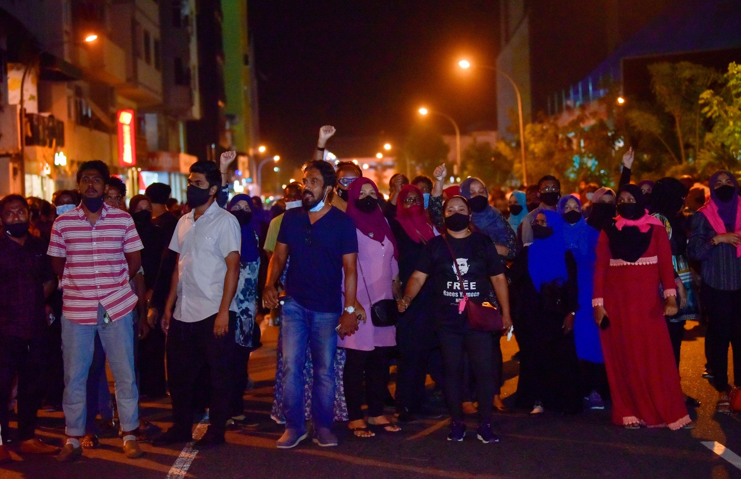 މާލެ: އޭޕްރިލް 28، 2021: "ދޭތިން އެކައްޗަށް" ނަމުގައި އިދިކޮޅު ޕީޕީއެމް/ޕީއެންސީ އިން ބޭއްވި މުޒާހަރާ: މުޒާހަރާ އިން ފުލުހުންގެ ބެލުމުގެ ދަށަށް ގެންދިޔަ އެންމެން ވަނީ ޖޫރިމަނާކޮށް ދޫކޮށްލާފައި.-- ފޮޓޯ: އަހުމަދު އަވްޝަން އިލްޔާސް /މިހާރު