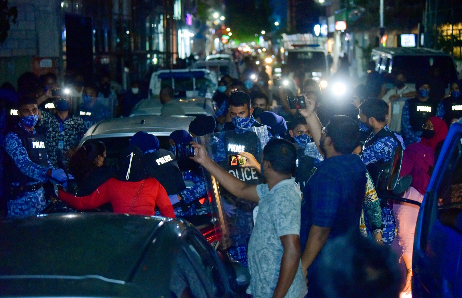 މާލެ: އޭޕްރިލް 28، 2021: "ދޭތިން އެކައްޗަށް" ނަމުގައި އިދިކޮޅު ޕީޕީއެމް/ޕީއެންސީ އިން ބޭއްވި މުޒާހަރާ: މުޒާހަރާ އިން ފުލުހުންގެ ބެލުމުގެ ދަށަށް ގެންދިޔަ އެންމެން ވަނީ ޖޫރިމަނާކޮށް ދޫކޮށްލާފައި.-- ފޮޓޯ: އަހުމަދު އަވްޝަން އިލްޔާސް /މިހާރު