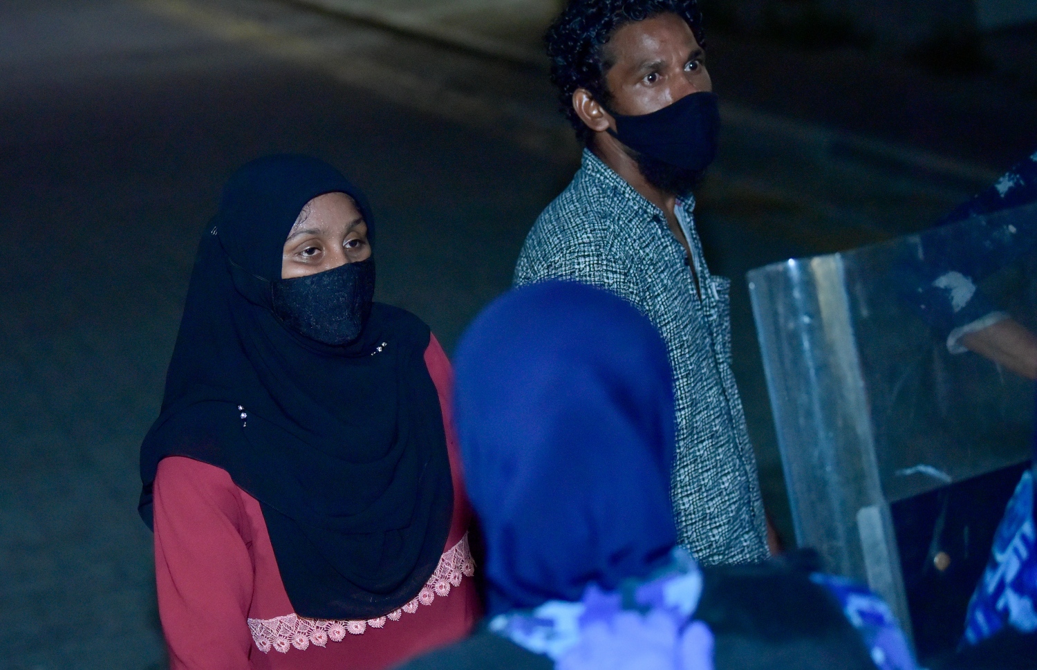 މާލެ: އޭޕްރިލް 28، 2021: "ދޭތިން އެކައްޗަށް" ނަމުގައި އިދިކޮޅު ޕީޕީއެމް/ޕީއެންސީ އިން ބޭއްވި މުޒާހަރާ: މުޒާހަރާ އިން ފުލުހުންގެ ބެލުމުގެ ދަށަށް ގެންދިޔަ އެންމެން ވަނީ ޖޫރިމަނާކޮށް ދޫކޮށްލާފައި.-- ފޮޓޯ: އަހުމަދު އަވްޝަން އިލްޔާސް /މިހާރު