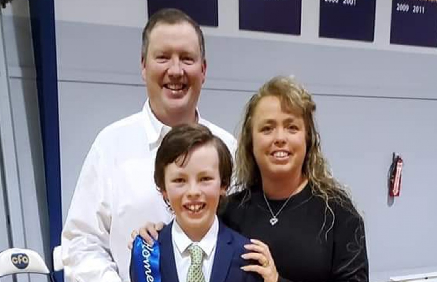 މައިންބަފައިންނާ އެކު މައިކް.