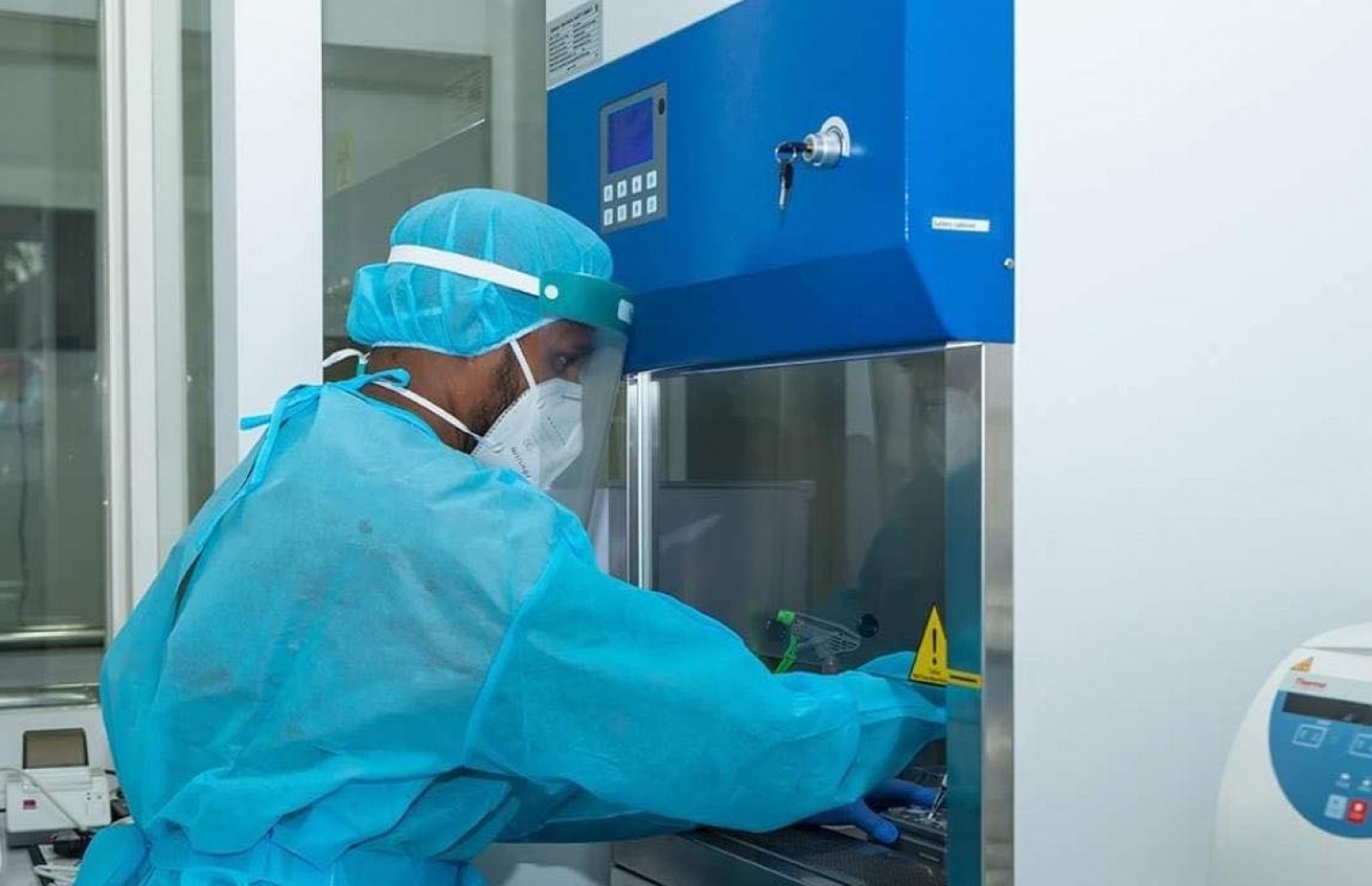 މެޑްފްލެކްސްގެ ޕީސީއާރް ޓެސްޓް ހަދާ މެޝިން