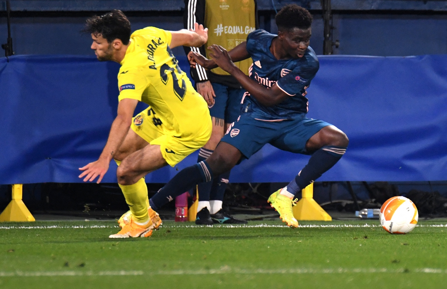 އާސެނަލްގެ ސާކާ (ކ) އަތުން ބޯޅަ ހޯދަން ވިޔަރެއާލްގެ ޕެޑްރާޒާ މަސައްކަތްކުރަނީ. -- ފޮޓޯ / އޭއެފްޕީ