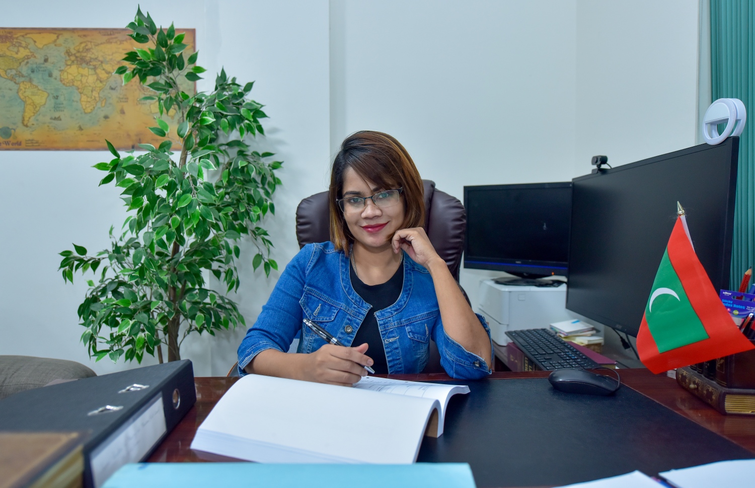 ޝުނާނާ، އޭނާގެ އޮފީހުގައި މަސައްކަތުގައި.-- ފޮޓޯ: އަހުމަދު އަވްޝަން/ މިހާރު