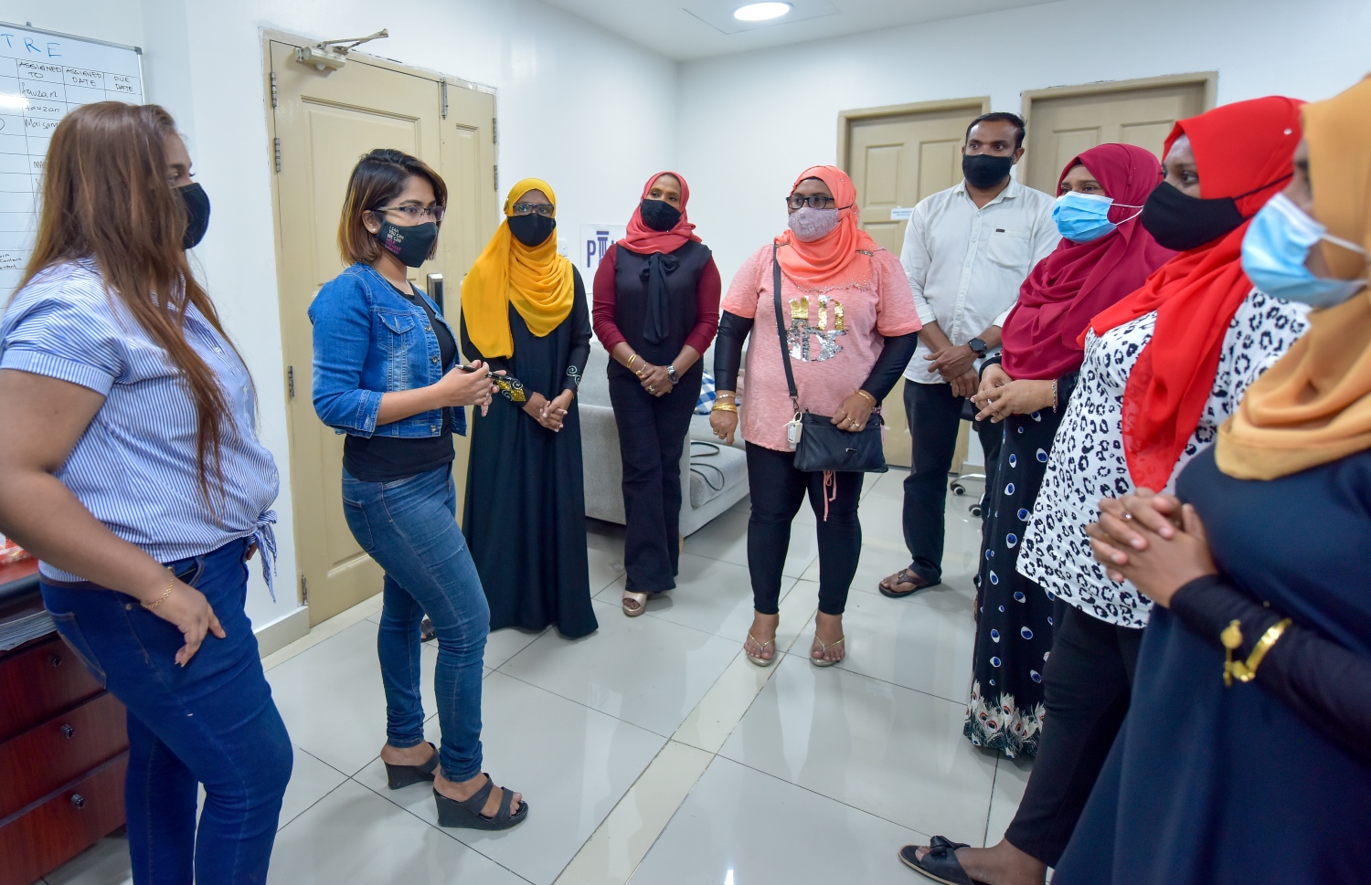 ޓްރާންސްޕޯޓު އޮތޯރިޓީން ވަކިކުރި 11 މުވައްޒަފުންގެ ތެރެއިން ޕީއައިއެލްސީ ތަމްސީލުކުރި ނުވަ މުވައްޒަފުންނަށް މައްސަލަ ކާމިޔާބުވުމުން ރޭ ބޭއްވި ކުޑަ ހަފުލާއެއްގައި ޝުނާނާ ބައިވެރިވަނީ.-- ފޮޓޯ: އަހުމަދު އަވްޝަން/ މިހާރު