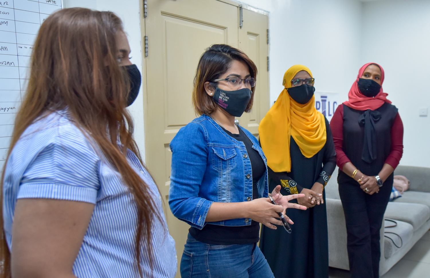 ޓްރާންސްޕޯޓު އޮތޯރިޓީން ވަކިކުރި 11 މުވައްޒަފުންގެ ތެރެއިން ޕީއައިއެލްސީ ތަމްސީލުކުރި ނުވަ މުވައްޒަފުންނަށް މައްސަލަ ކާމިޔާބުވުމުން ރޭ ބޭއްވި ކުޑަ ހަފުލާއެއްގައި ޝުނާނާ ބައިވެރިވަނީ.-- ފޮޓޯ: އަހުމަދު އަވްޝަން/ މިހާރު