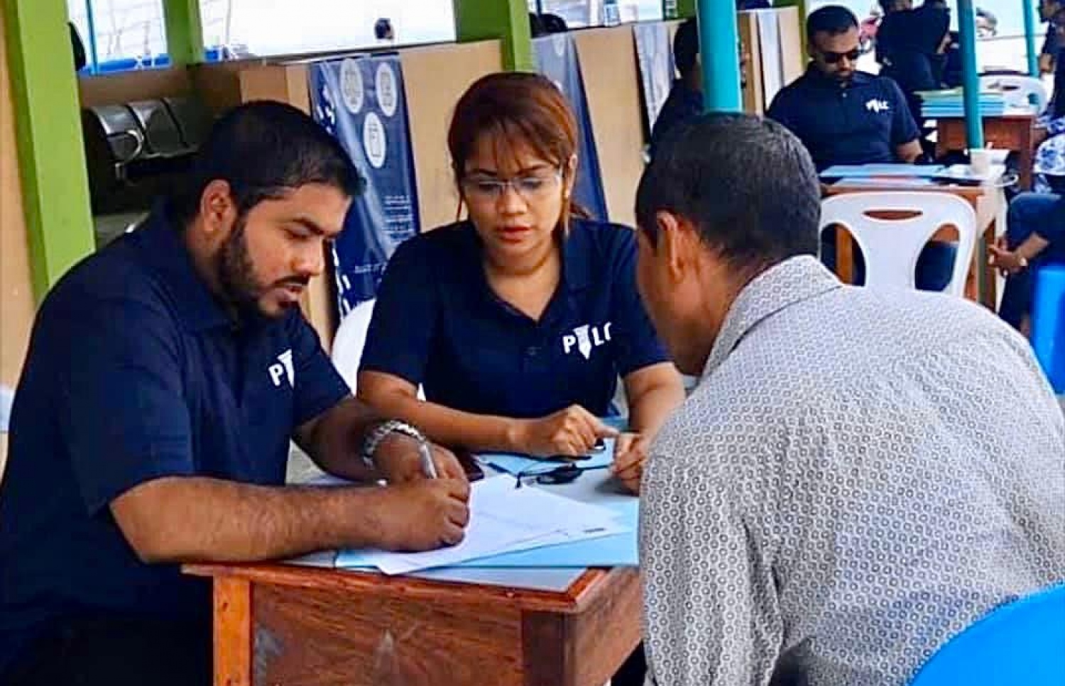 ޕަބްލިކް އިންޓްރެސްޓް ލޯ ސެންޓަރުން ބޭއްވި ސެޝަނެއްގައި ޝުނާނާ، މީހަކަށް ގާނޫނީ އެހީ ދެނީ.-