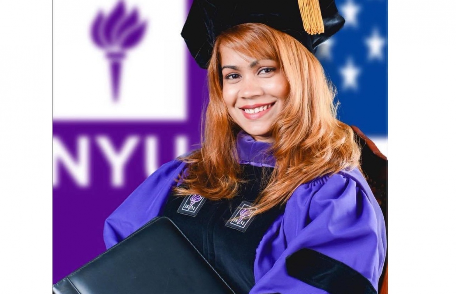 ޝުނާނާ، ނިއުޔޯކް ޔުނިވާސިޓީން މާސްޓާސް ނިންމުމަށްފަހު ގައުނާއެކު ފޮޓޯއަކަށް ހުއްޓިލައިގެން.