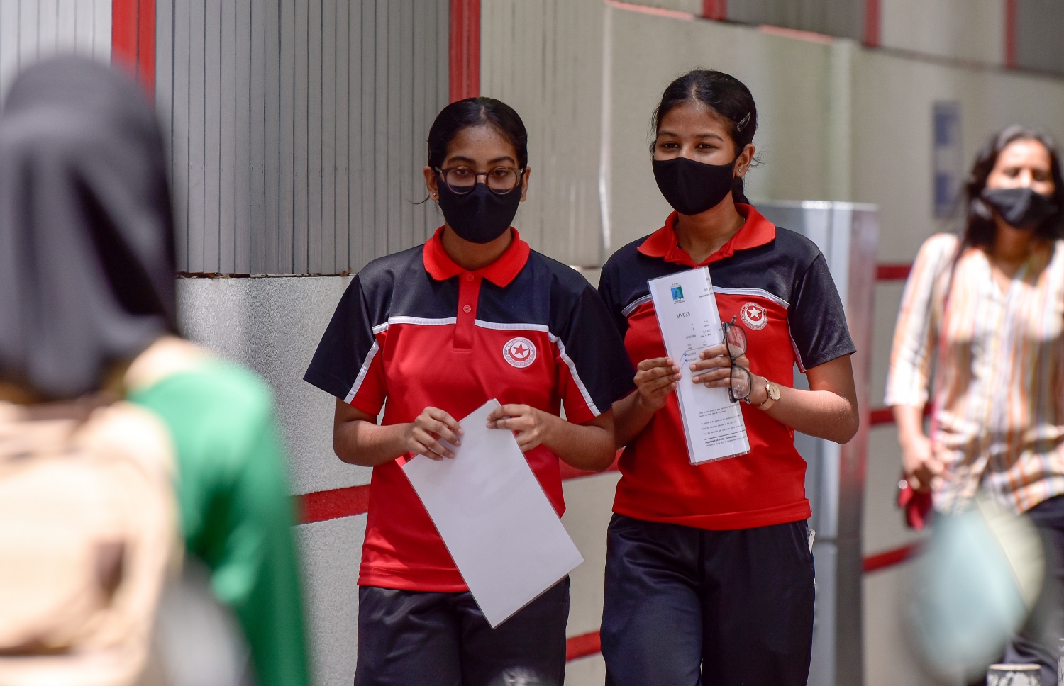 މާލެ: މެއި 3، 2021: އޯލެވެލް އިމްތިހާނުގައި ބައިވެރިވުމަށް އިސްކަންދަރު ސްކޫލުގެ ދެ ދަރިވަރަކު ސްކޫލަށް ދަނީ.-- ފޮޓޯ: ނިޝާން އަލީ/ މިހާރު