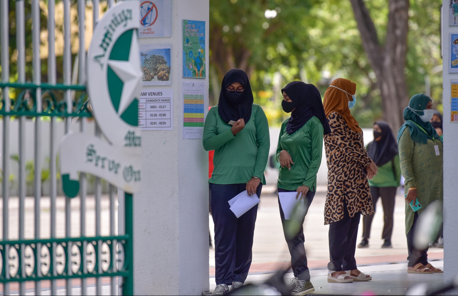 މާލެ: މެއި 3، 2021: އިމްތިހާނު ހެދުމަށްފަހު އަމީނިއްޔާ ސްކޫލުގެ ދެ ދަރިވަރަކު ސްކޫލު ގޭޓު ކައިރީގައި މަޑުކޮށްލައިގެން.-- ފޮޓޯ: ނިޝާން އަލީ/ މިހާރު