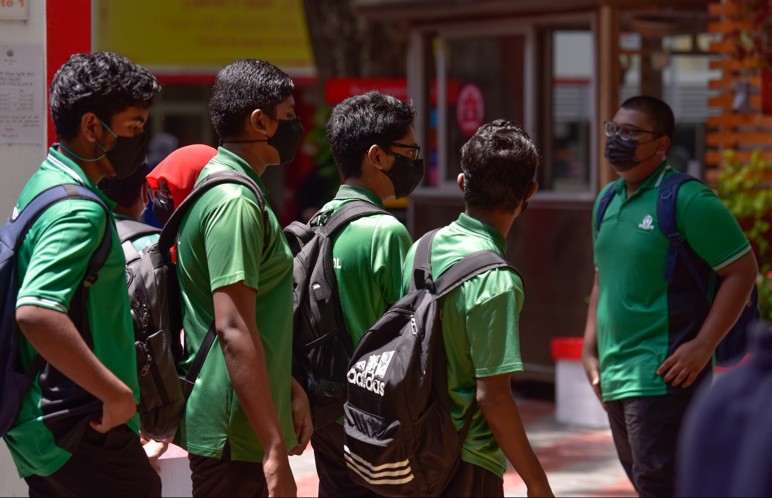 އަމީނިއްޔާ ސްކޫލުގެ ދަރިވަރުންތަކެއް، ސްކޫލު ހޯލުގައި--