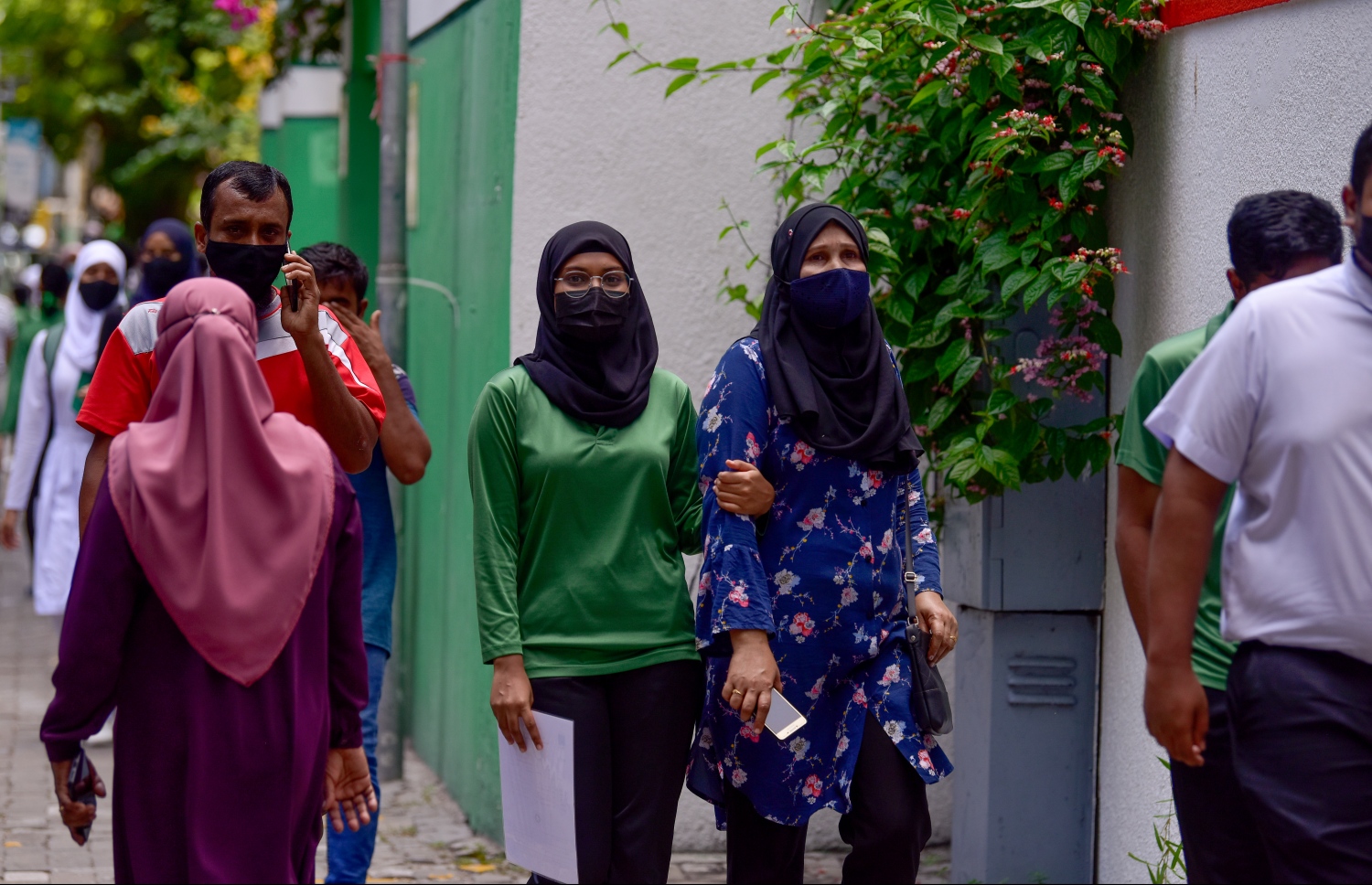 މާލެ: މެއި 3، 2021: އޯލެވެލް އިމްތިހާނުގައި ބައިވެރިވުމަށް ދަރިވަރަކު ސްކޫލަށް ދަނީ.-- ފޮޓޯ: ނިޝާން އަލީ/ މިހާރު